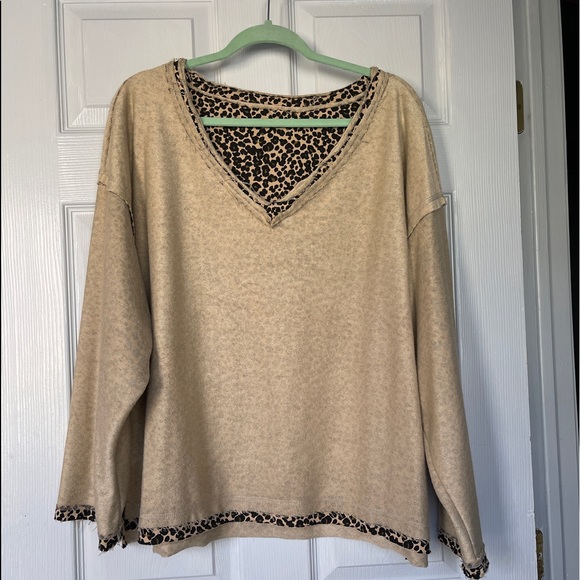 V-neck reversible light sweatshirt - UEC! - Picture 2 of 8